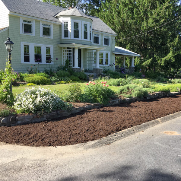 Photo of a front entrance with a plating bed with Mad Mics mulch