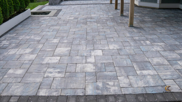 Photo of a backyard patio with Cambridge pavers Sherwood Ledgestone XL Limestone Quarry Blue color